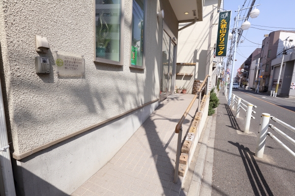 当院の外観です。正面の入口からお入りください。